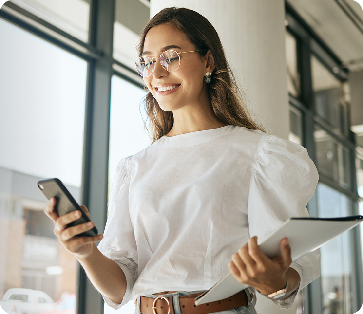 girl looking at refund advance on mobile