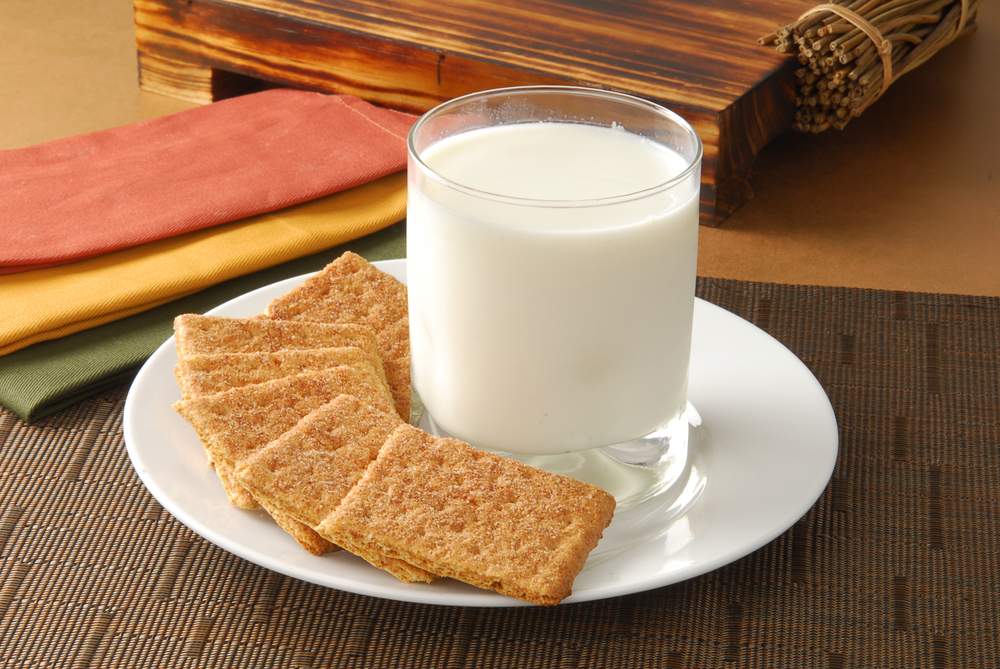 Healthy-Snack-Nutritional-Value-Graham-Crackers-and-Milk 112421780