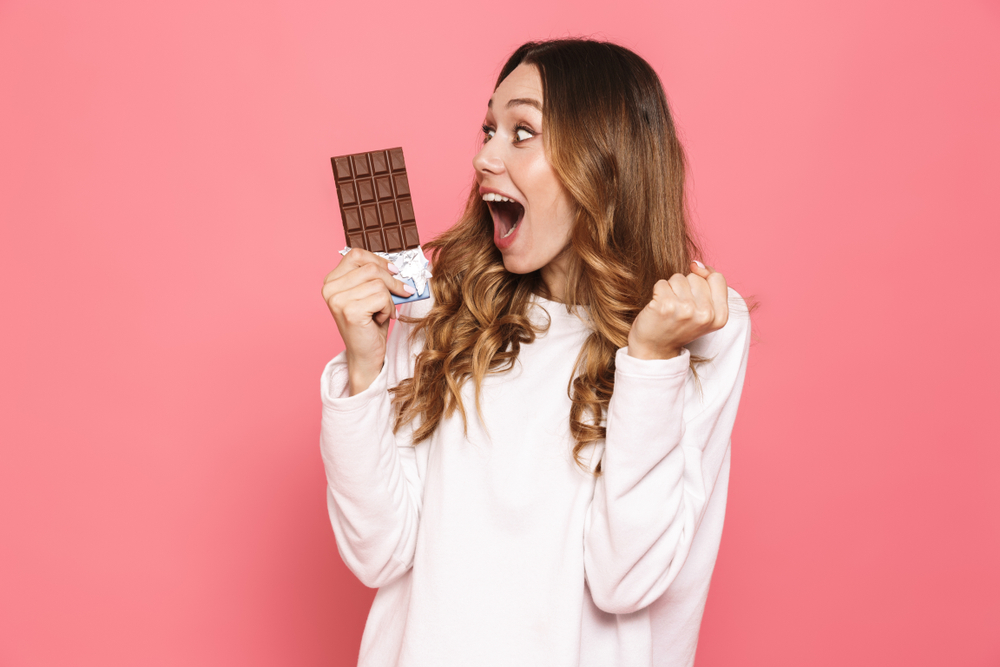 Enfant Mangeant Du Chocolat émotion Heureuse