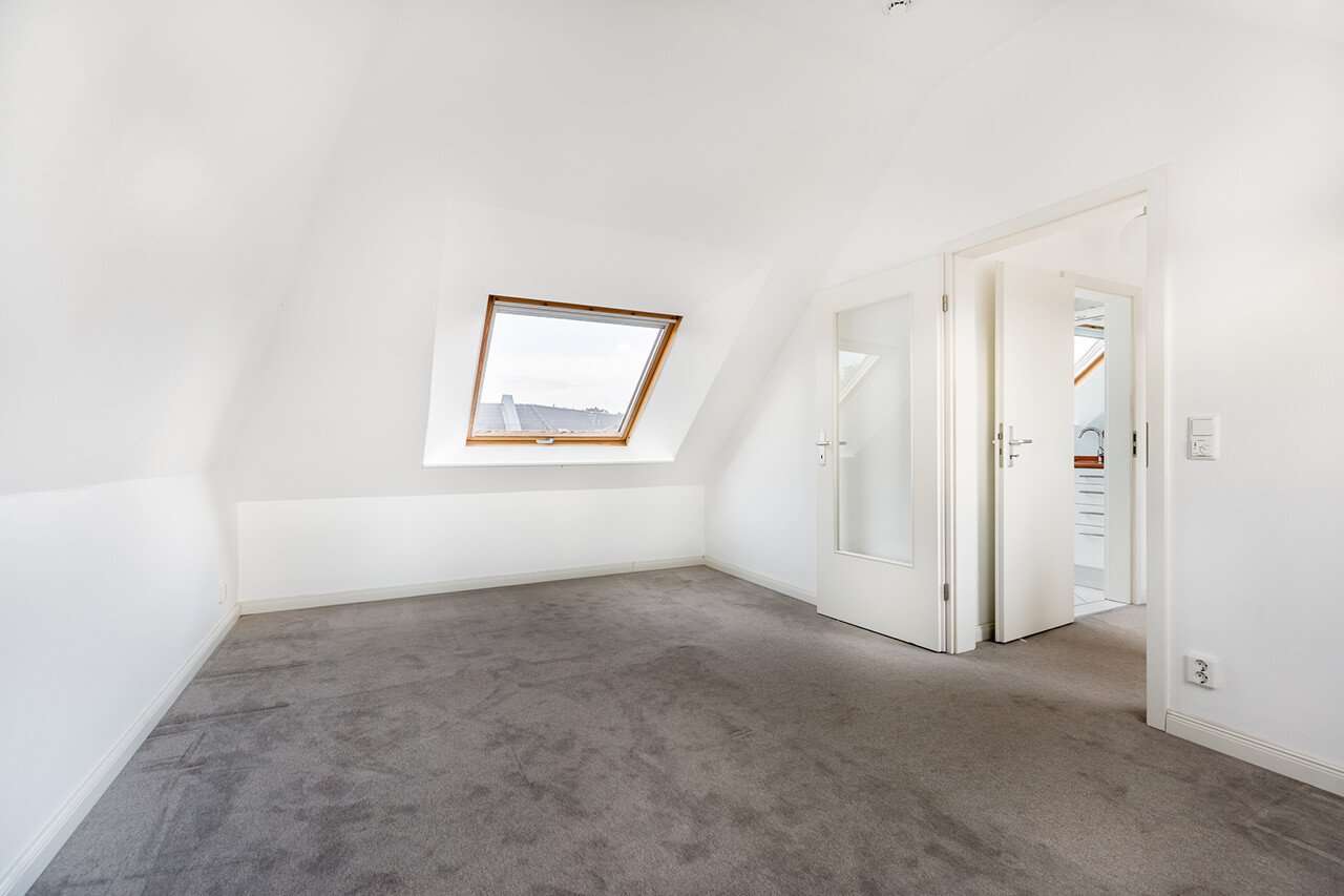 Installer Using Carpet Stretcher On New Bedroom Floor Stock Photo -  Download Image Now - iStock