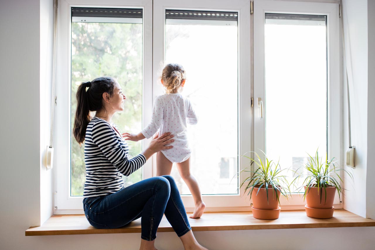 https://images.ctfassets.net/jarihqritqht/7kkwVwNSzlR21SLDcOhlws/ae6ab6bf23c40d3897217e85e289fc34/Mother-daughter-looking-out-window.jpg