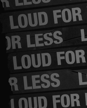 LOUD FOR LESS」と書かれたグレーのテープ