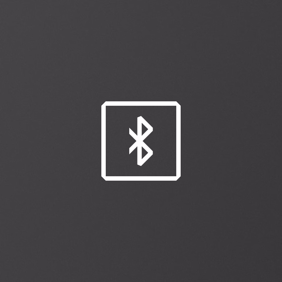 Icono blanco de una conexión inalámbrica sobre fondo negro para las páginas de artículos de asistencia de Marshall.com.