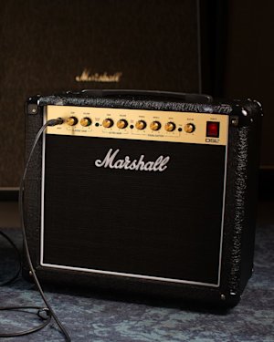 Un amplificador Marshall DSL5 Combo colocado junto a una guitarra