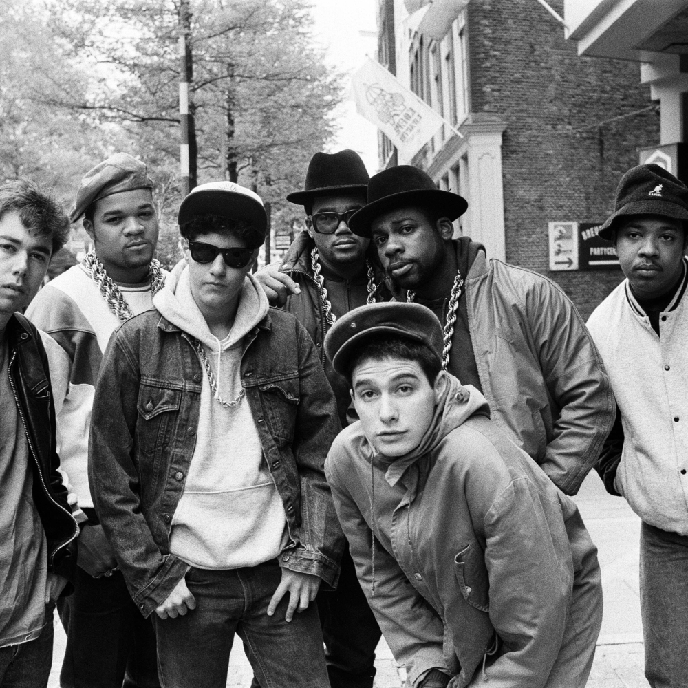 Imagen de 1986 en blanco y negro de los Beastie Boys y Run DMC