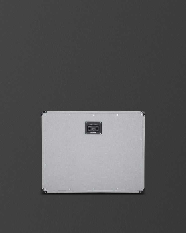 Parte trasera de la caja negra y plateada del 2536 de Marshall.