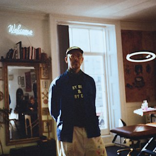 Brad Cowan en el estudio de bienvenida