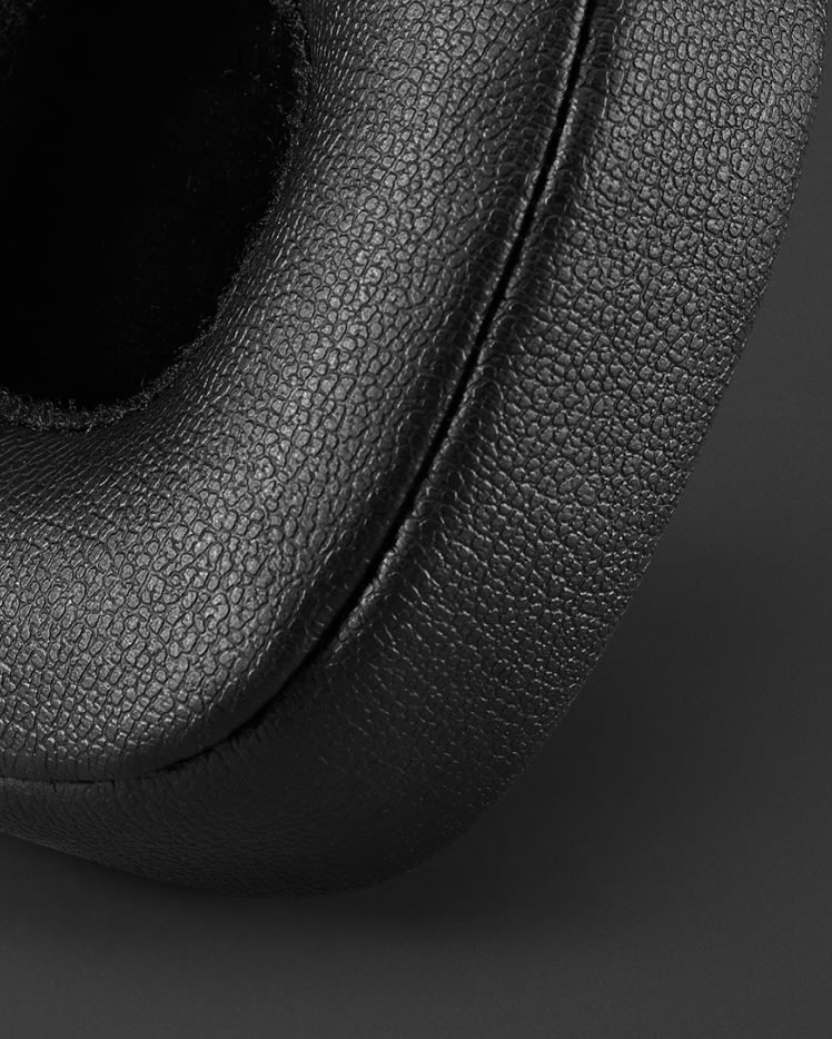 Primer plano de las ALMOHADILLAS NEGRAS Marshall MAJOR IV.