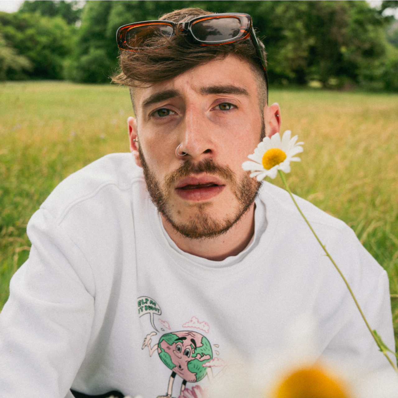The singer 'Jarki Monno' in a field of daisies. 