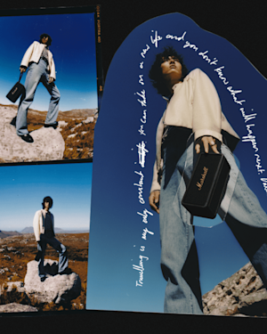 Collage de 7 photos d'un homme au sommet d'un rocher tenant le Marshall Middleton Black Speaker par une journée ensoleillée.