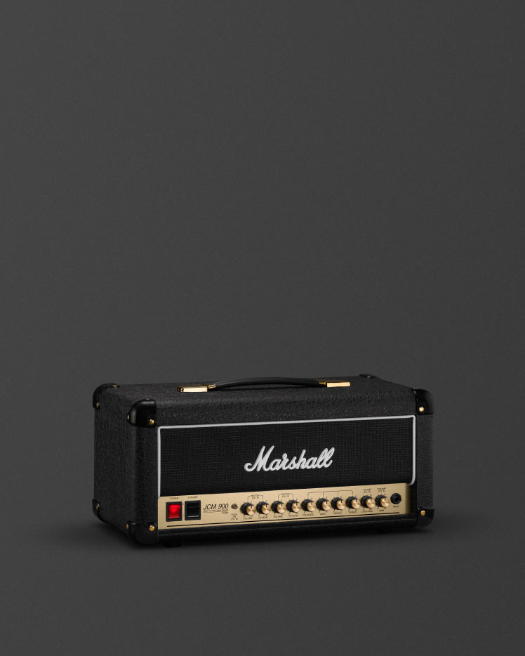 Studio 900 Head ligeramente inclinado.