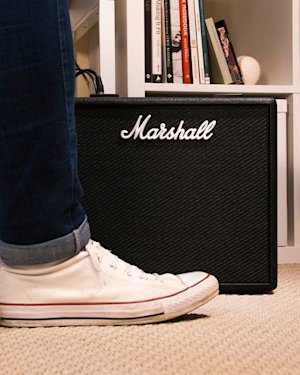 Un Marshall CODE50 Combo colocado delante de una estantería de libros