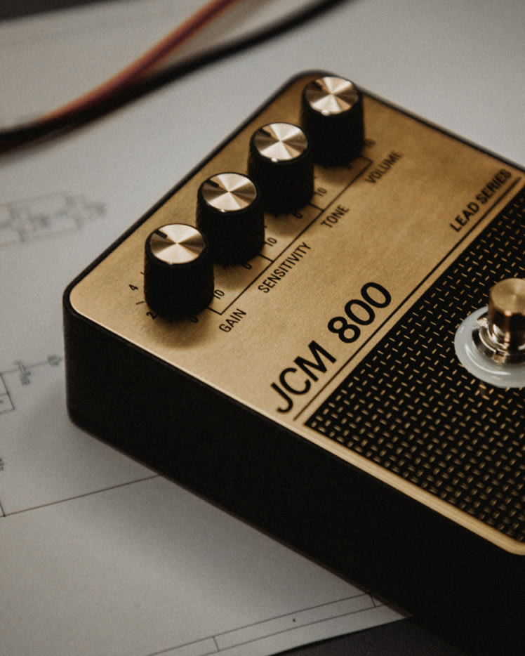 Una imagen ampliada de los mandos de control del pedal Marshall JCM800 Overdrive.