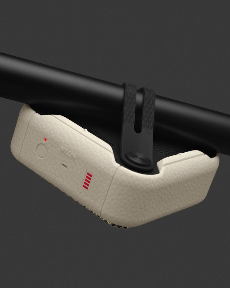 Gros plan sur un support de téléphone portable Marshall noir et blanc.