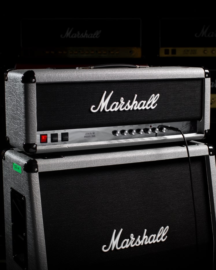 El cabezal Marshall Silver Jubilee 2555X Vintage Reissue sobre el amplificador Marshall angular de la misma gama.