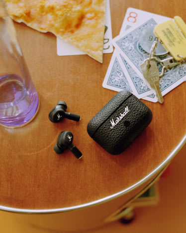 The Marshall MOTIF II A.N.C. BLACK earphones with a case.