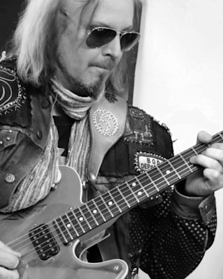 John 5 playing guitar