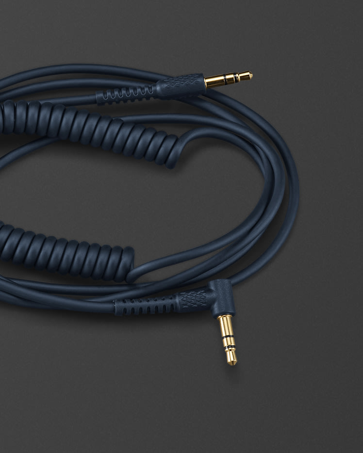 Primer plano del cable de audio para auriculares Midnight Blue.