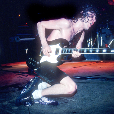 Angus Young spielt Gitarre auf der Bühne