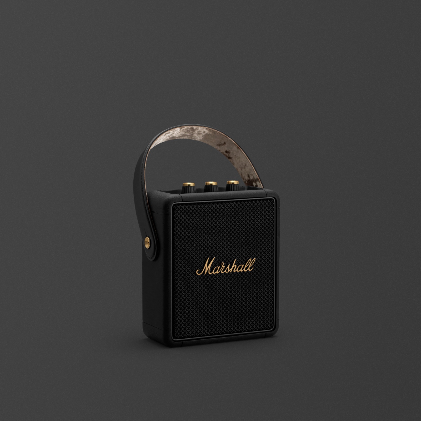 작고 가벼운 Marshall STOCKWELL II BLACK AND BRASS는 이동이 많은 음악 애호가를 위한 휴대용 블루투스 스피커입니다.