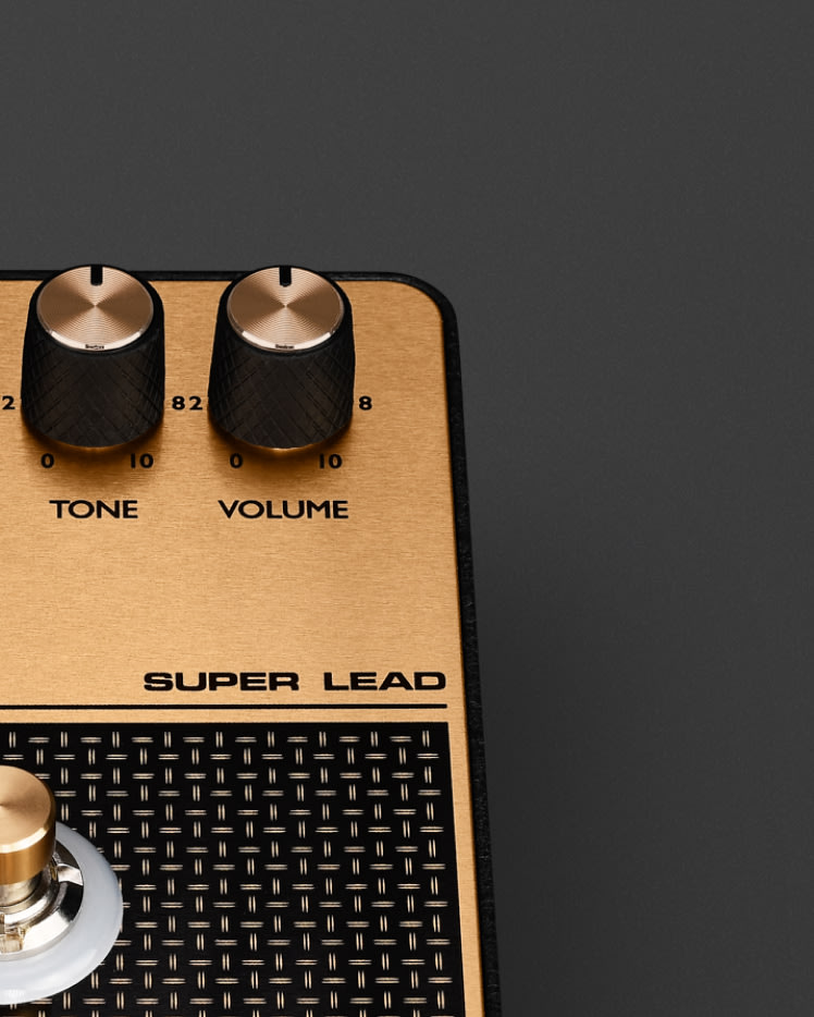 Los mandos de control de tono y volumen del pedal Marshall 1959 Overdrive.