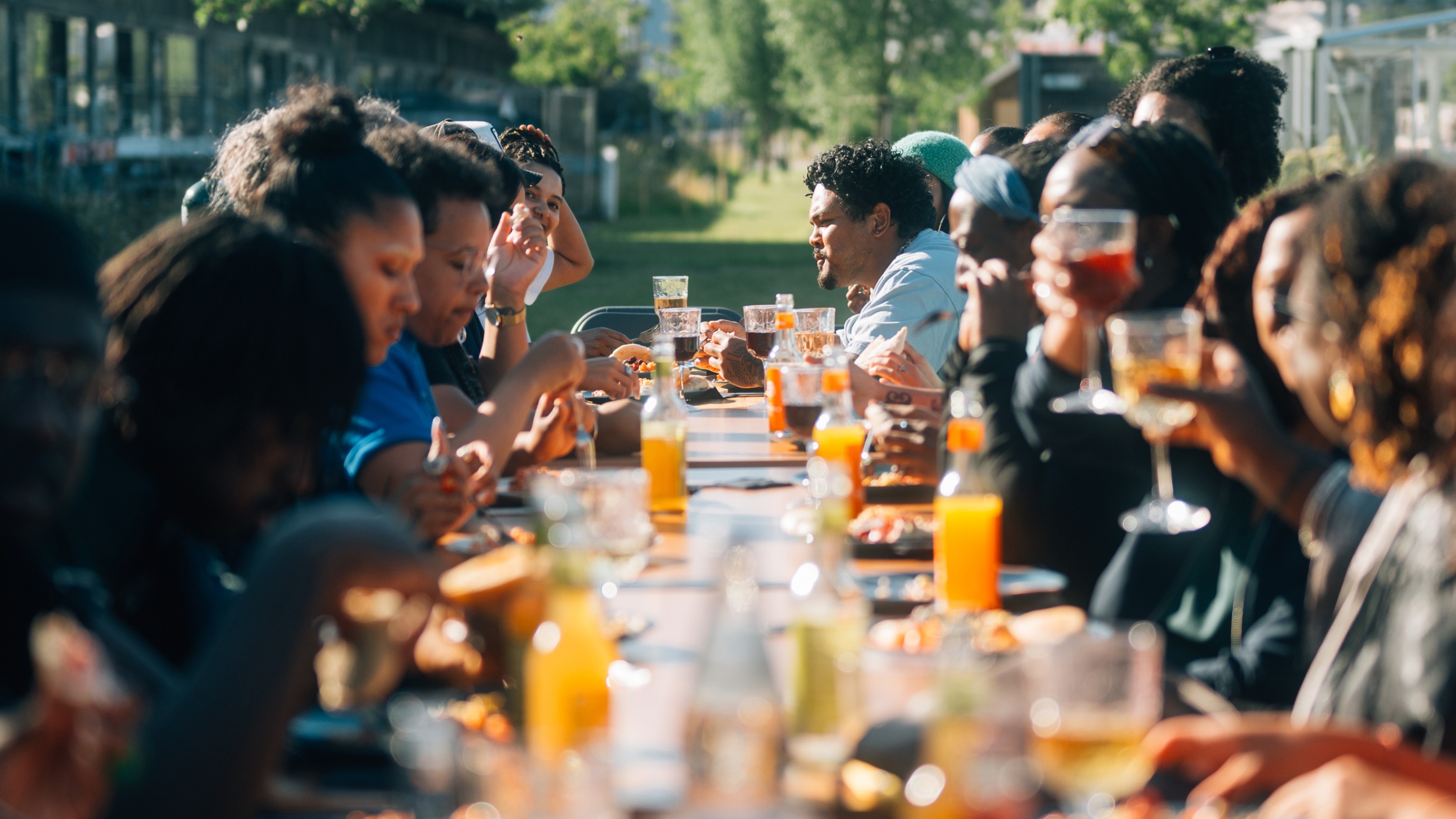 Une table de déjeuner remplie de personnes originaires de Roots Berlin