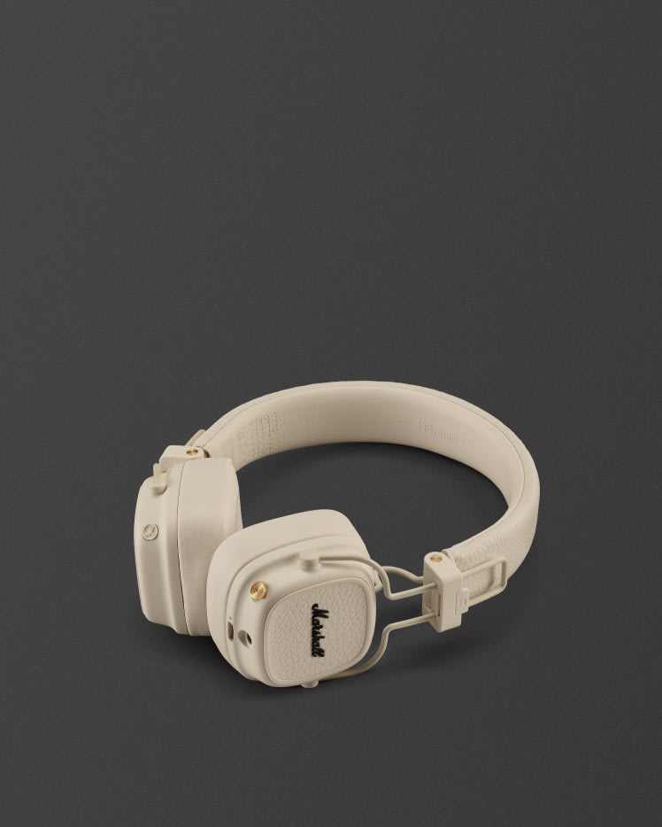 Ein weißes Paar Marshall Major V Cream On-Ear-Kopfhörer auf dunklem Hintergrund.