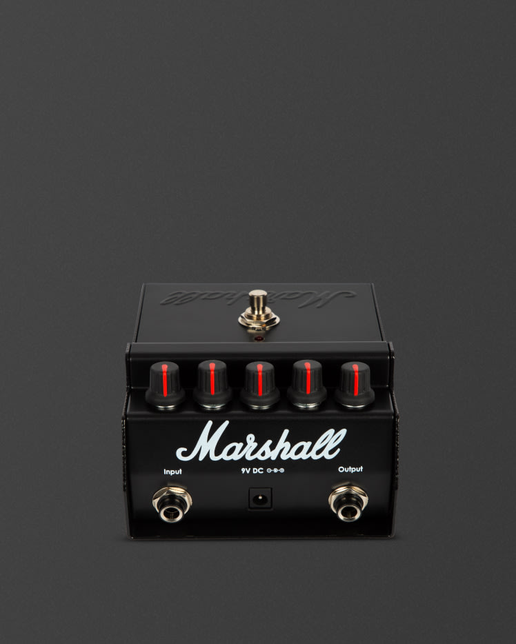 Drivemaster en negro con texto en rojo sobre fondo gris