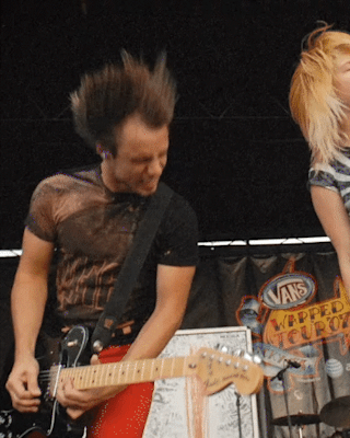 Paramore y My Chemical Romance actuando con amplificadores Marshall.