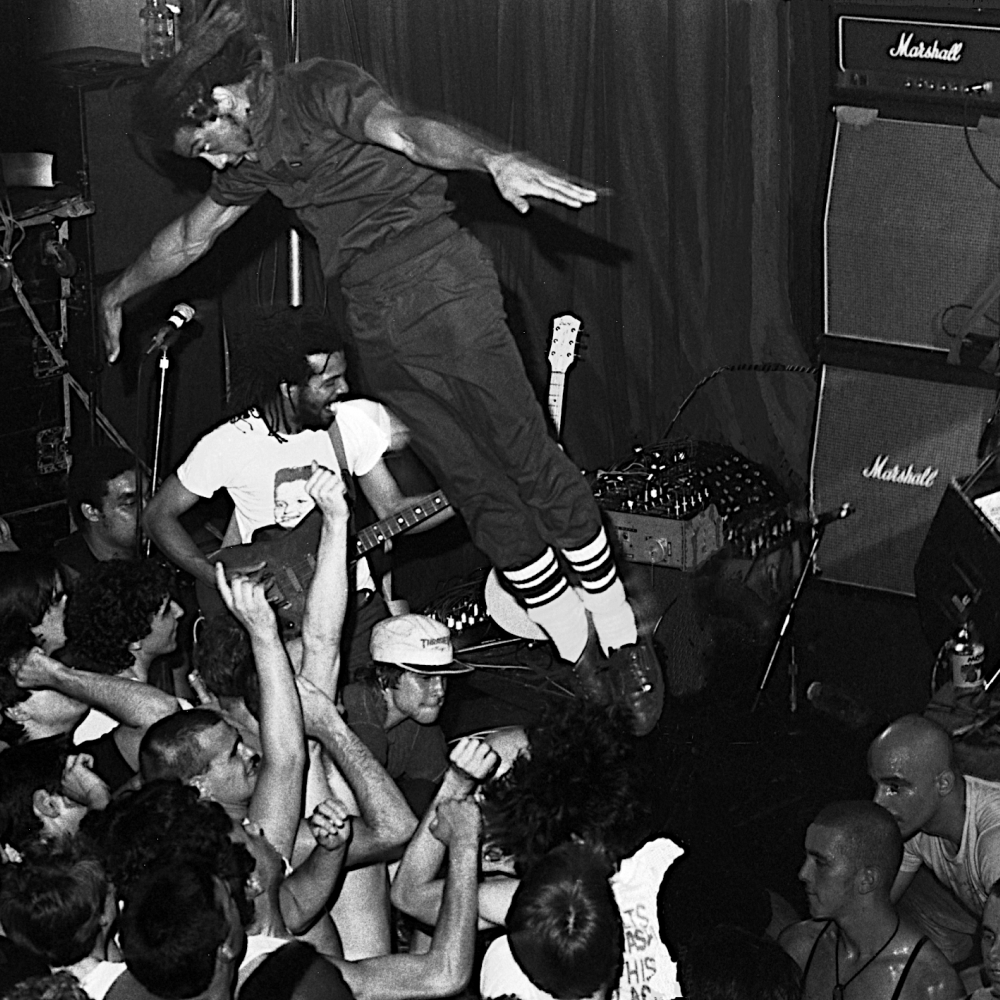 Bad Brains plongeant dans la foule