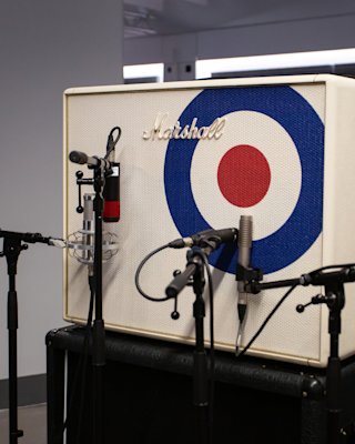 Amplificadores y micrófonos Marshall en un estudio de grabación.