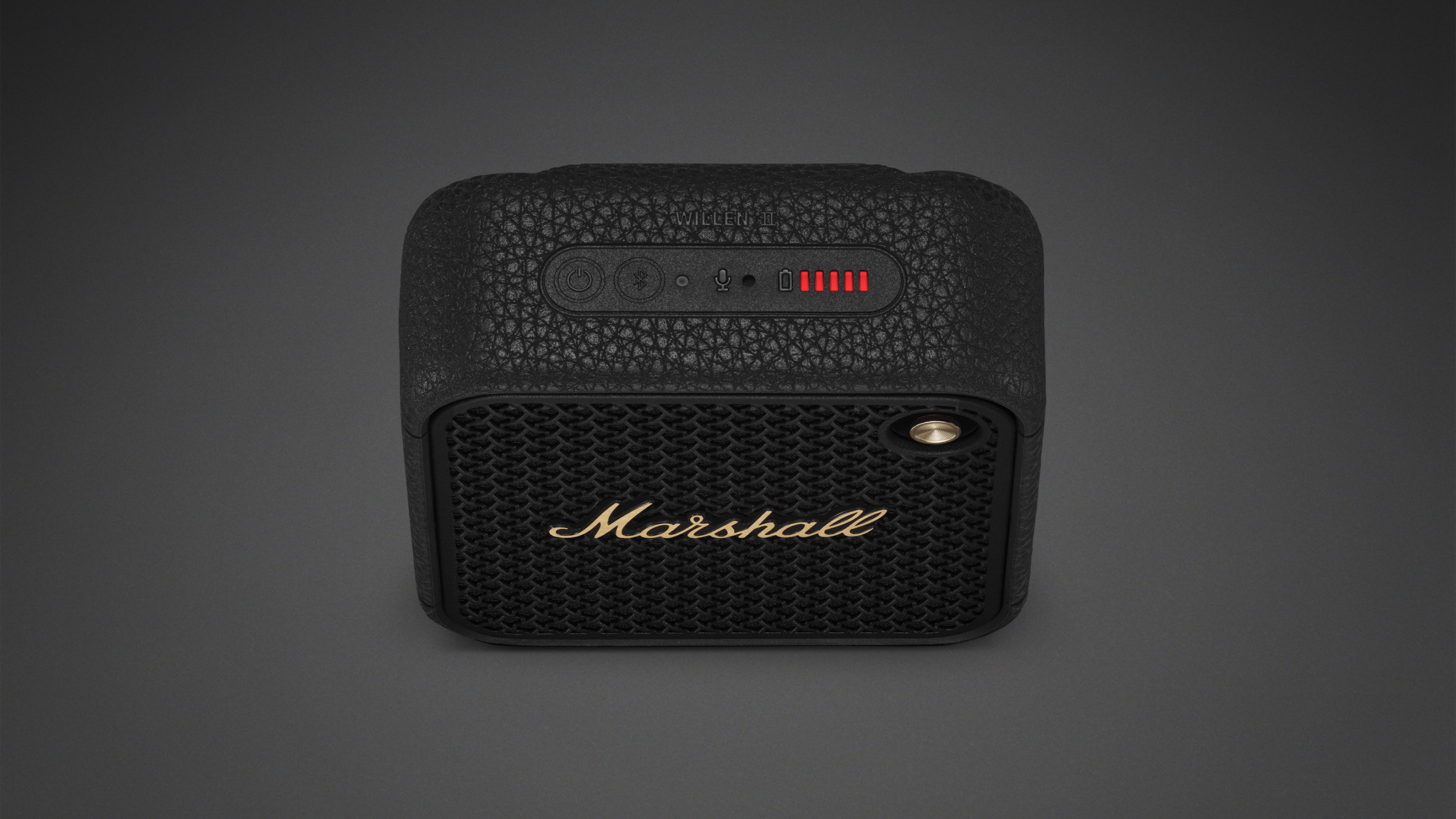 Góc nhìn từ trên xuống của loa bluetooth di động Marshall Willen II màu đen và đồng thau.