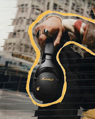 Le Monitor III A.N.C. avec le logo Marshall doré est porté par une personne.