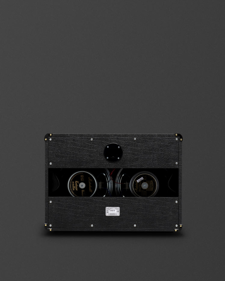 Una caja acústica Marshall 1960A negra sobre fondo gris.