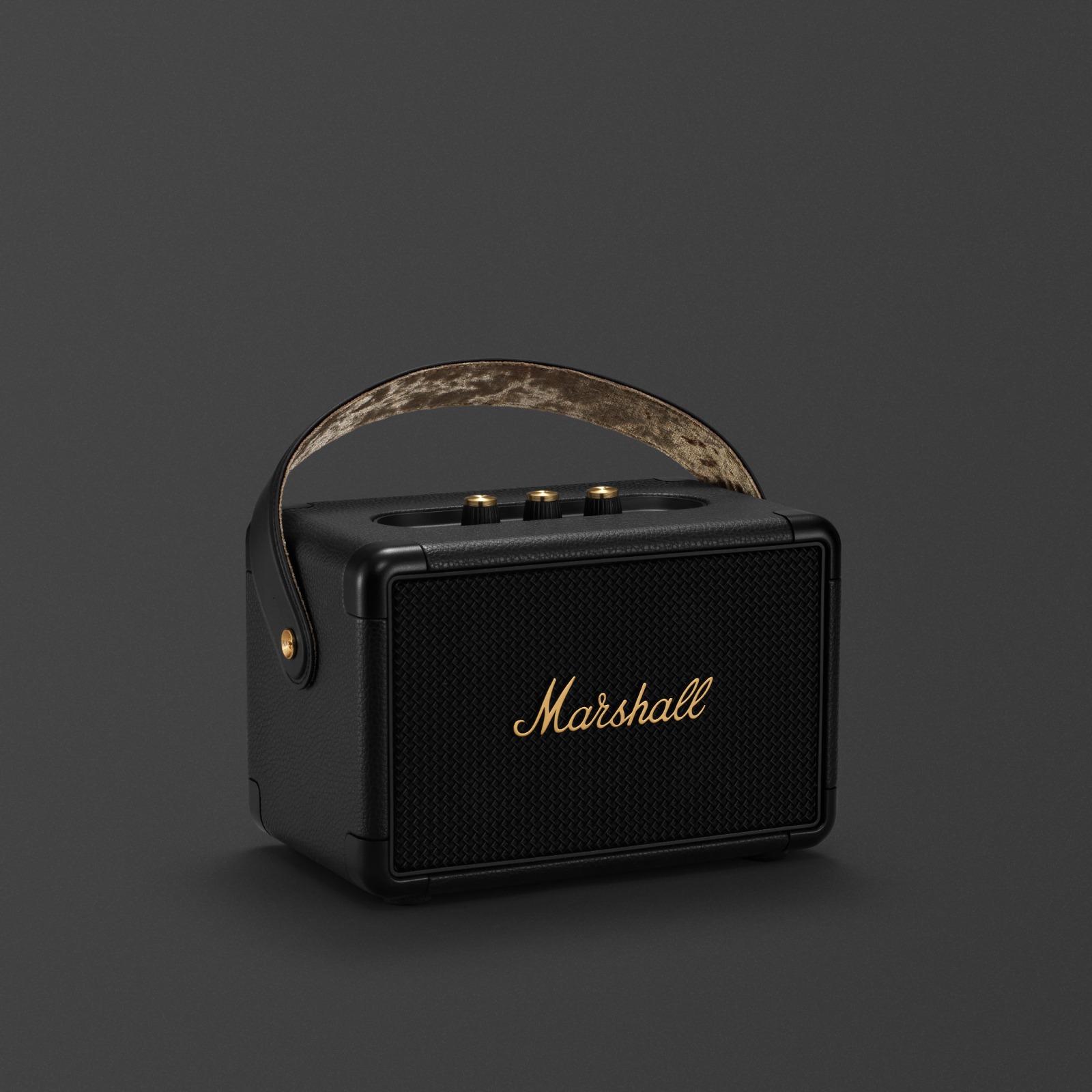 Kilburn II Black and Brass, ein Marshall-Bluetooth-Lautsprecher in Schwarz mit einem Lederarmband.