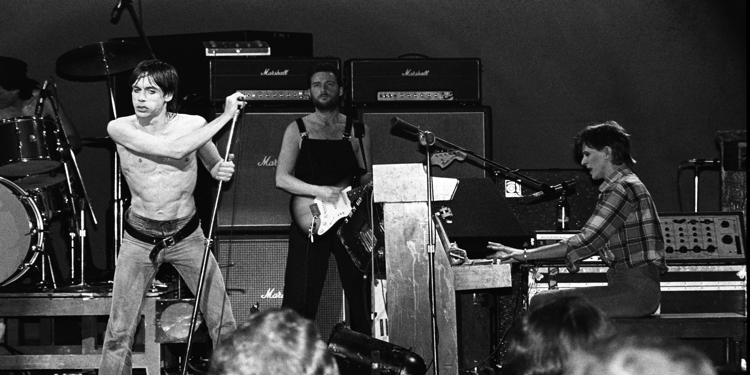 70년대 보위와 이기 팝이 마샬 앰프를 사용하며 연주하는 흑백 사진.