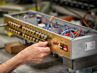 Ein Marshall JVM410 Head offen und auf dem Kopf stehend in der britischen Fabrik