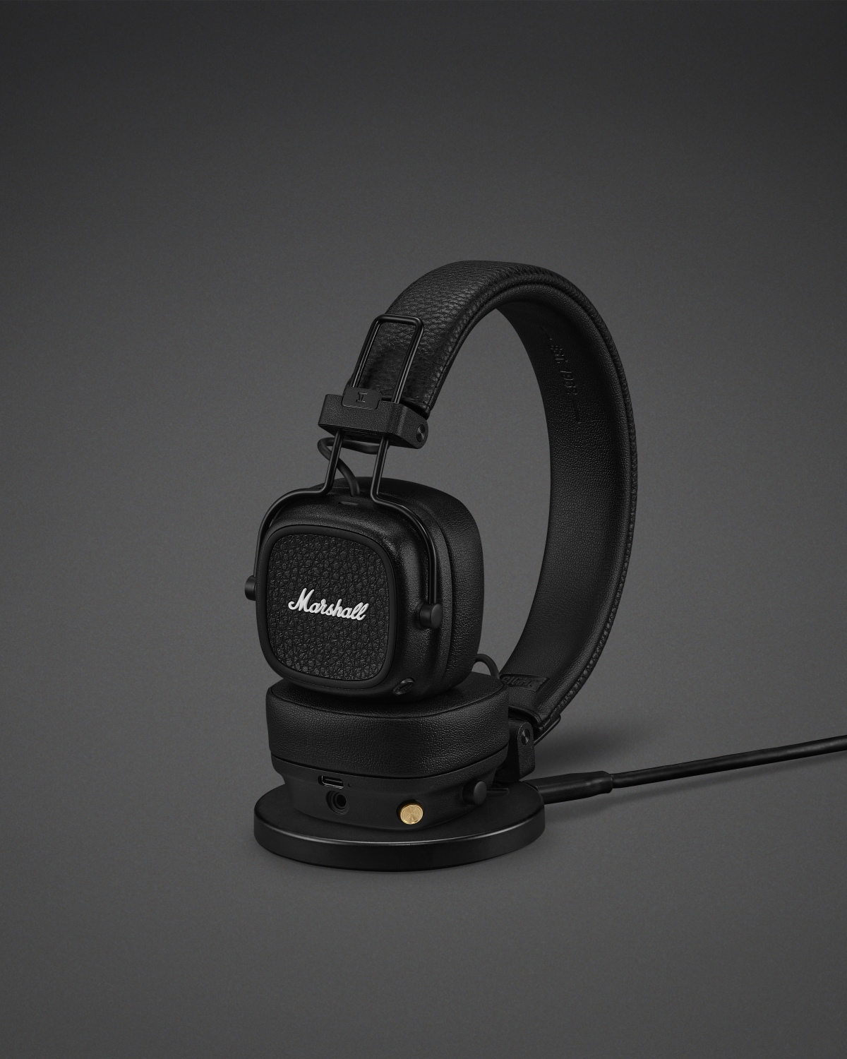 Marshall Major V Black on-ear headphones wireless charging.
