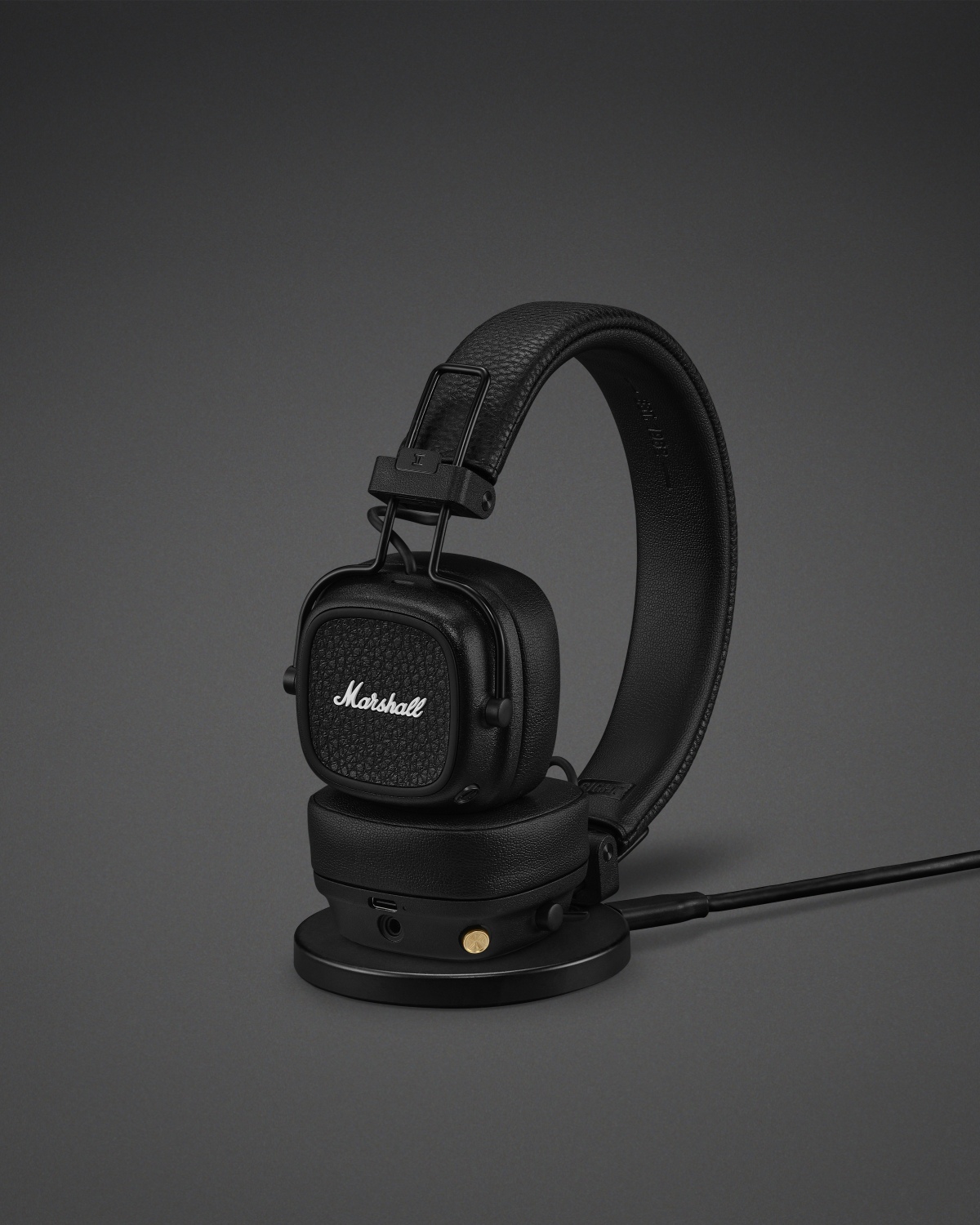 Pengisian daya nirkabel headphone on-ear Marshall Major V Black.