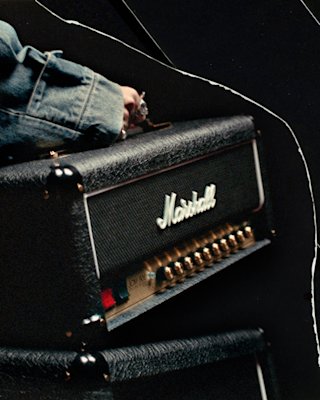 El amplificador Studio 900 Head encima de la cabina Marshall