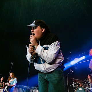 'Knives' actuando en un concierto