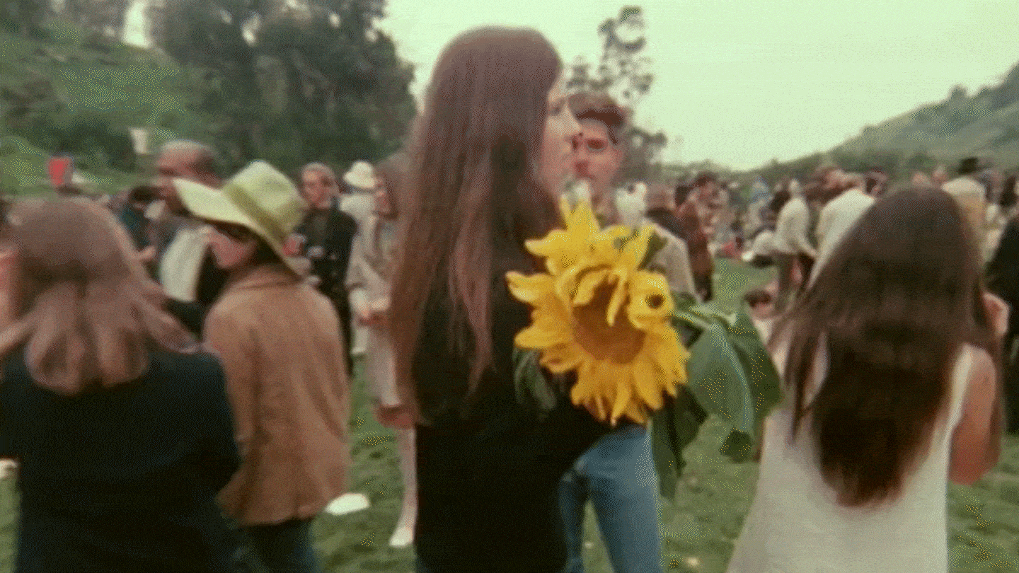 Summer of love, un gif del festival en los años sesenta.