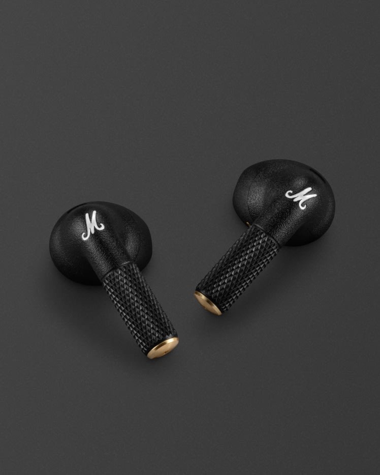 Auriculares Minor IV colocados en un fondo oscuro.