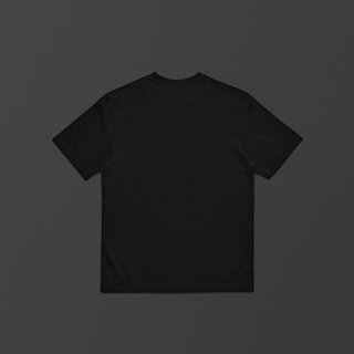 Un T-shirt noir à manches courtes est posé à plat sur un fond sombre, vu de dos.