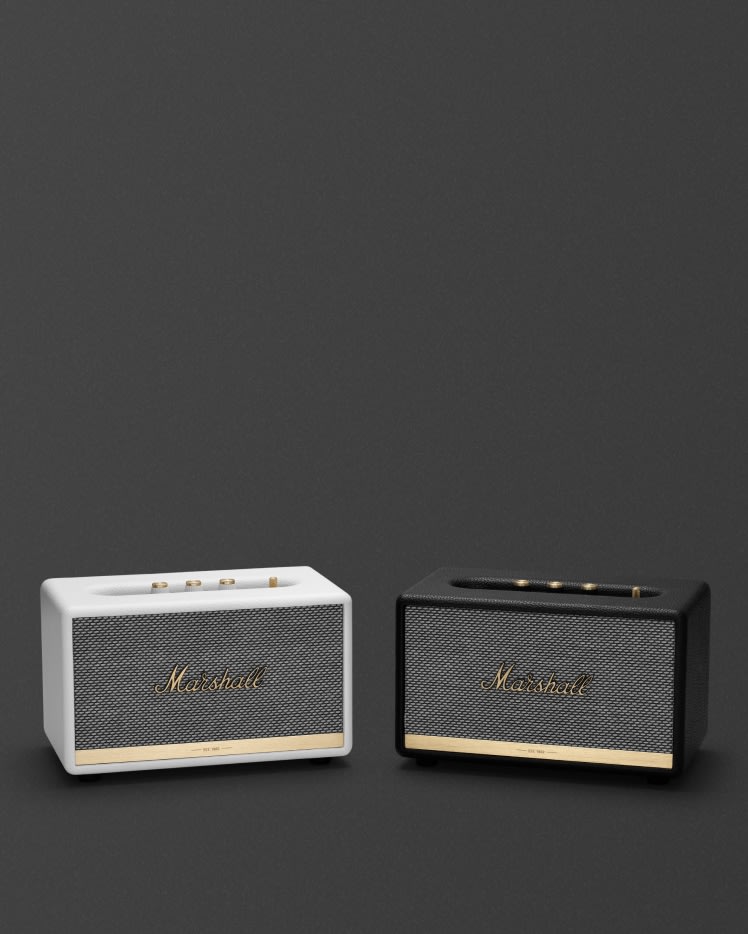 Deux enceintes Bluetooth Marshall Acton II de couleurs différentes, l'une blanche et l'autre noire.