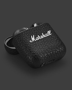 Un estuche de carga Marshall Minor IV abierto con el botón Bluetooth en la parte inferior del estuche.