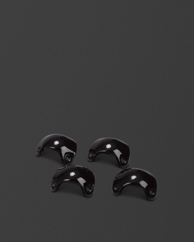 4 esquinas delanteras de 90 grados con acabado en brillo.