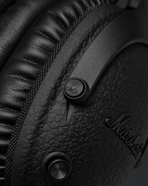 El botón M y el mando de control en un par de auriculares negros Marshall Monitor II A.N.C Diamond jubilee.