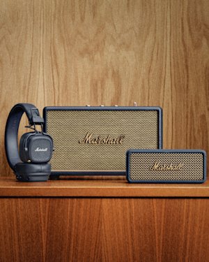 Marshallのミッドナイトブルーのスピーカーとヘッドフォン