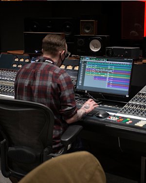 Eine Person, die das Aufnahmegerät im Marshall-Studio bedient